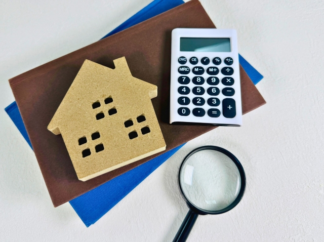 家の模型と電卓